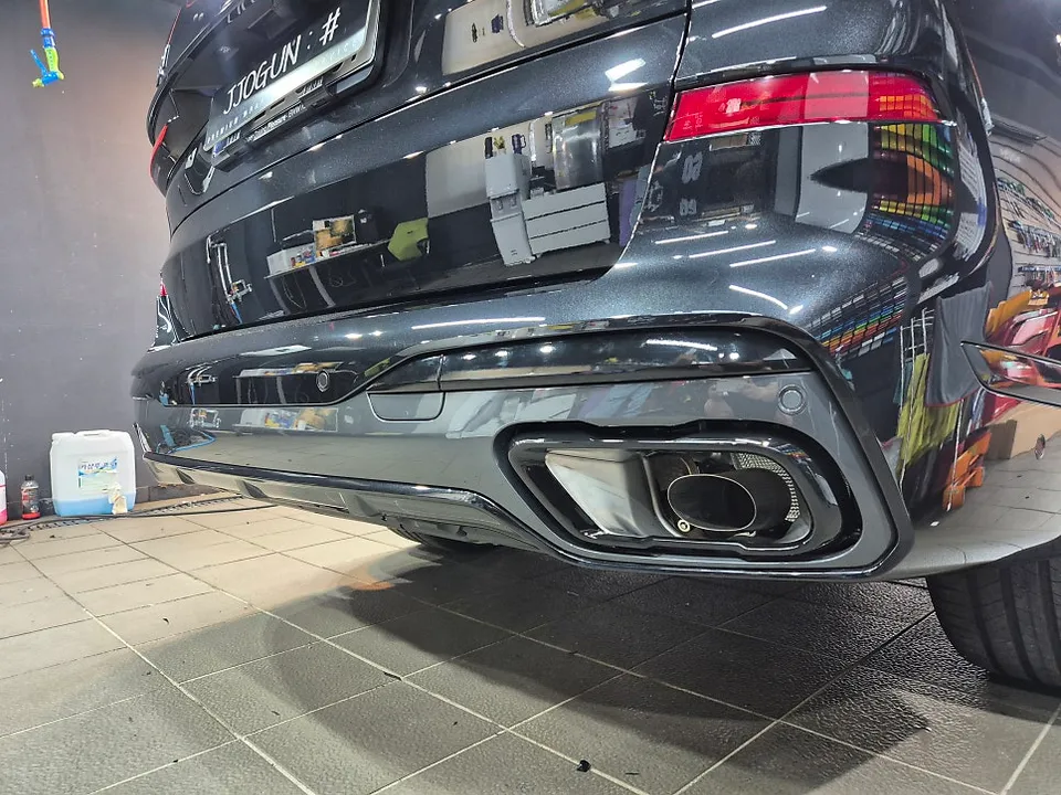 BMW X7のカーラッピング事例｜クロームパーツのブラックアウト 施工写真 3-2