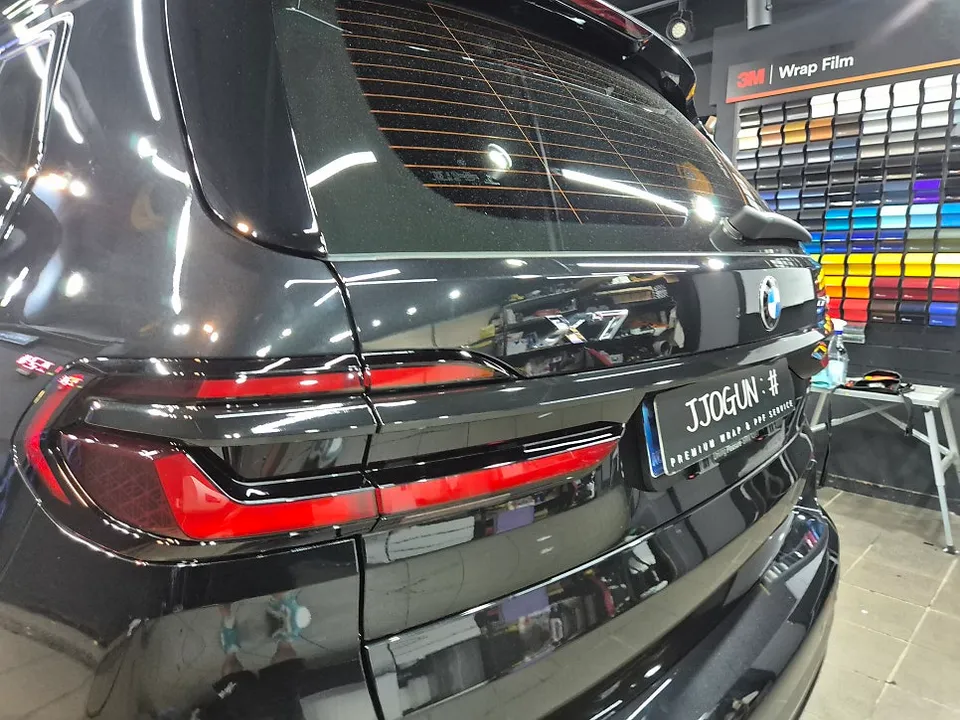 BMW X7のカーラッピング事例｜クロームパーツのブラックアウト 施工写真 1-3