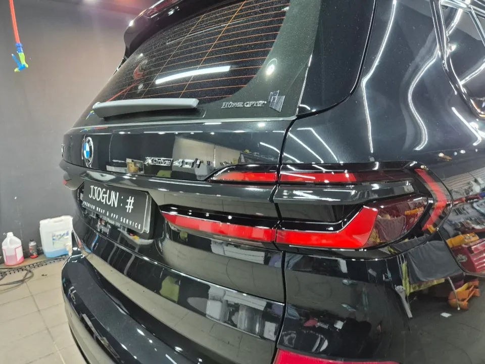 BMW X7のカーラッピング事例｜クロームパーツのブラックアウト 施工写真 2-3