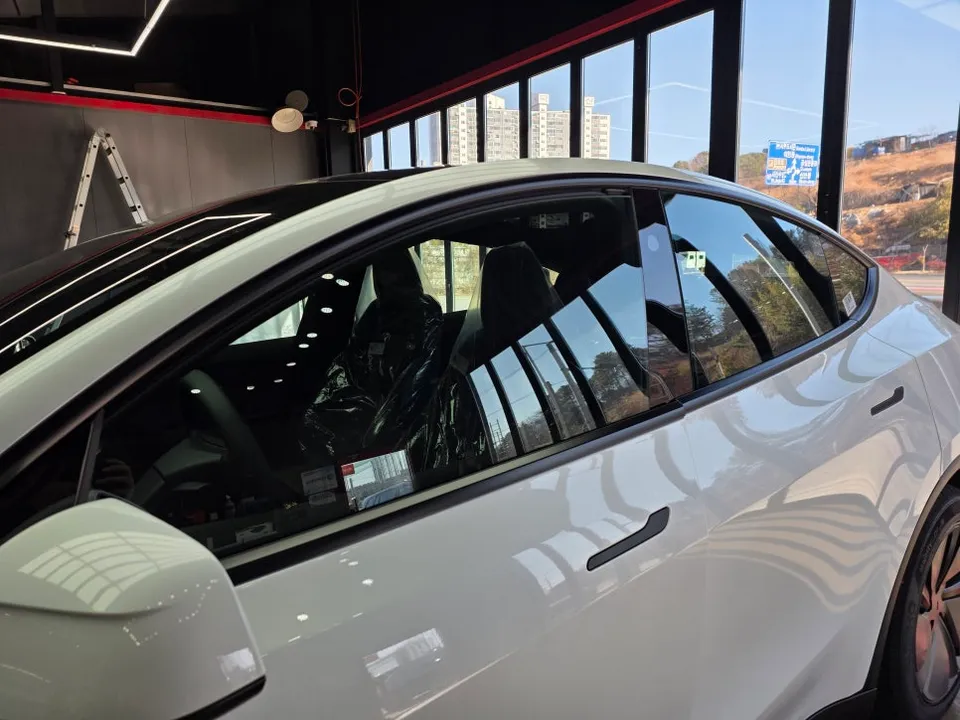 Tesla Model Y window tinting - Tesla Model Y Window Tinting Review — Rainbow VS200 Film & Yoke H photo 4