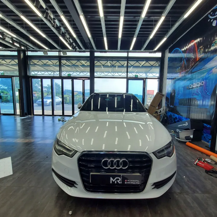 Audi A6のカーラッピング事例｜グロスホワイトで高級感アップ 施工写真 1-2