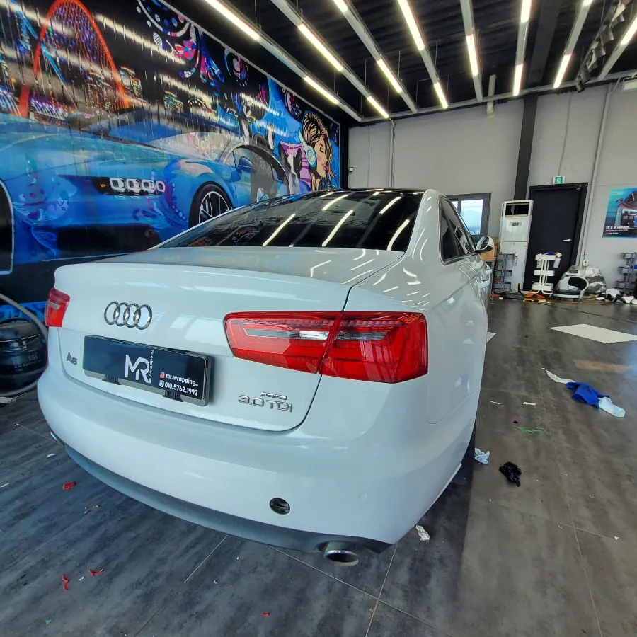 Audi A6のカーラッピング事例｜グロスホワイトで高級感アップ 施工写真 2-3