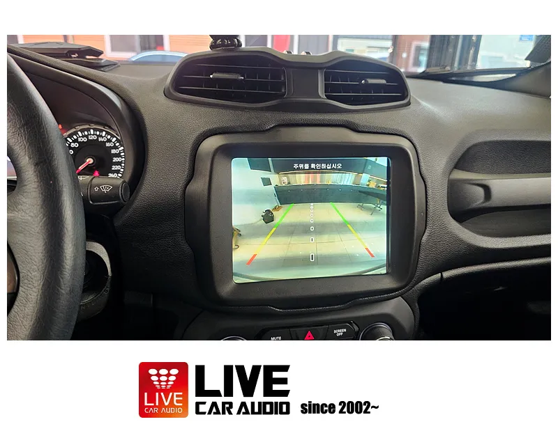 Jeep RenegadeのAndroid Auto・CarPlay取付事例 施工写真 3-1