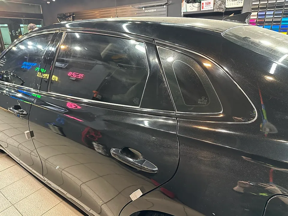 Hyundai Azeraのカーラッピング事例｜クローム除去でスポーティに 施工写真 3-3