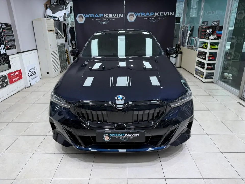 BMW 5 Series G60 キドニグリルラッピング事例 施工写真 2-2