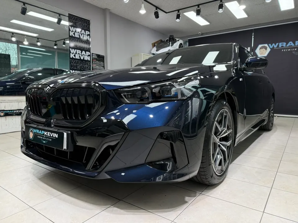 BMW 5 Series G60 キドニグリルラッピング事例 施工写真 3-2