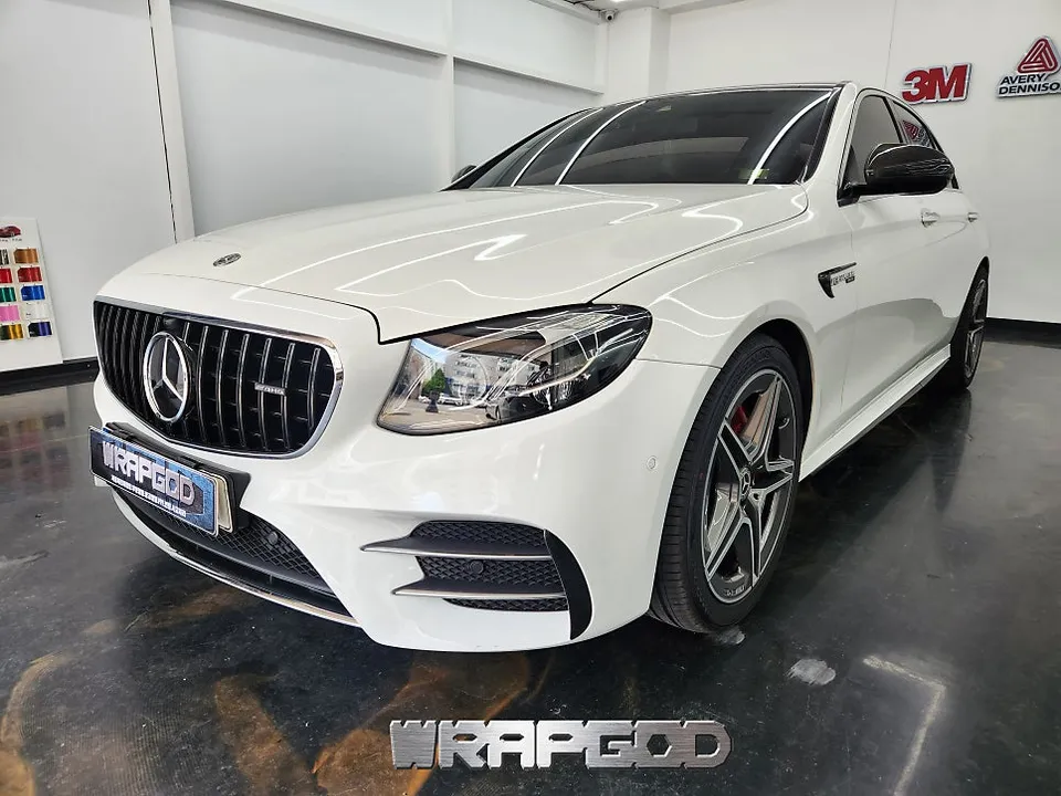 Mercedes-Benz Eクラスのカーラッピング事例:費用目安と仕上がり 施工写真 1-2