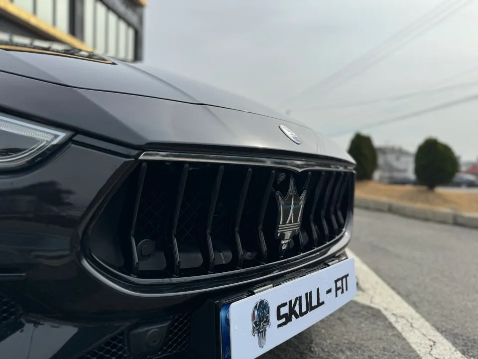 Maserati Ghibliのカーラッピング事例|クロームパーツの印象変更 施工写真 1-1