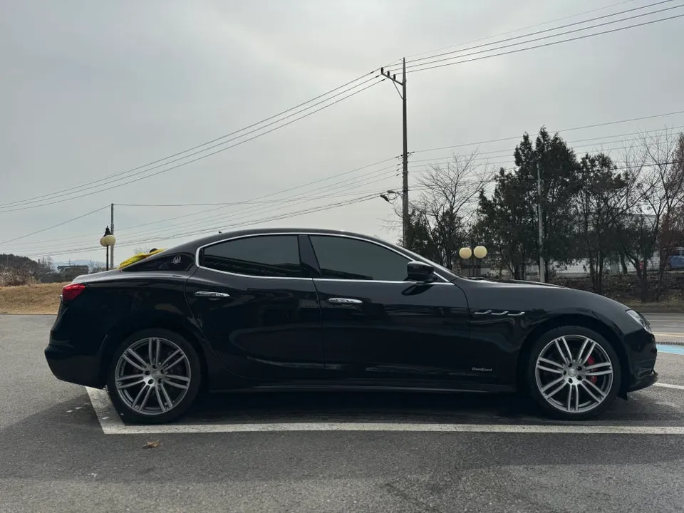 Maserati Ghibliのカーラッピング事例|クロームパーツの印象変更 施工写真 2-1