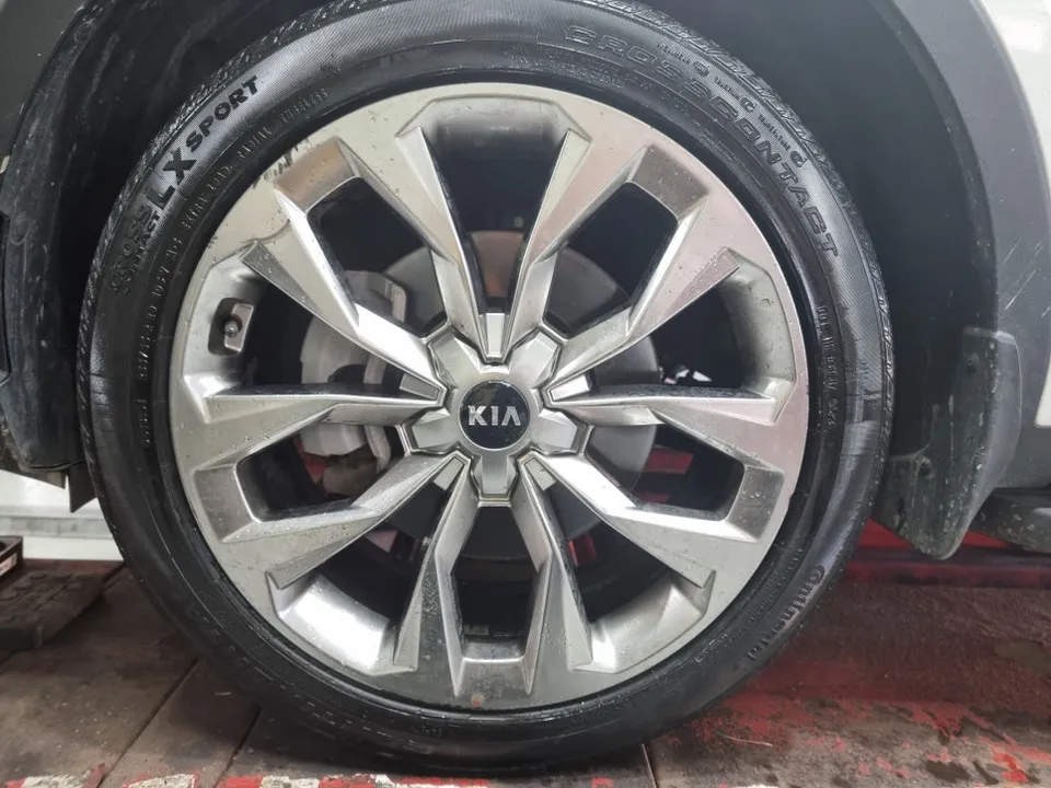 Kia Sorentoのホイールリペア・塗装事例 施工写真 2-2