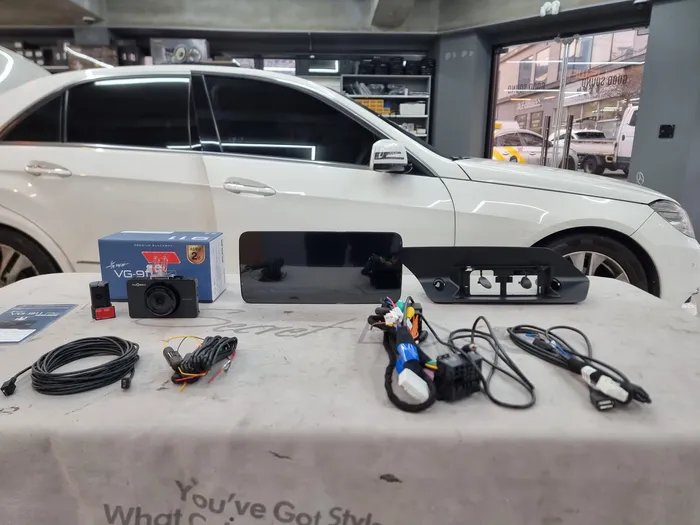 Mercedes-Benz E-Class W212のAndroid Auto・CarPlay取付事例 施工写真 1-2