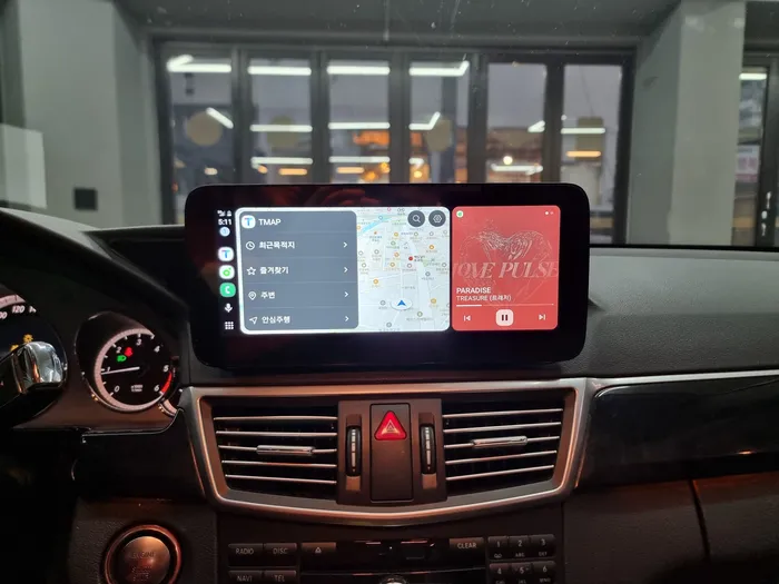 Mercedes-Benz E-Class W212のAndroid Auto・CarPlay取付事例 施工写真 3-2