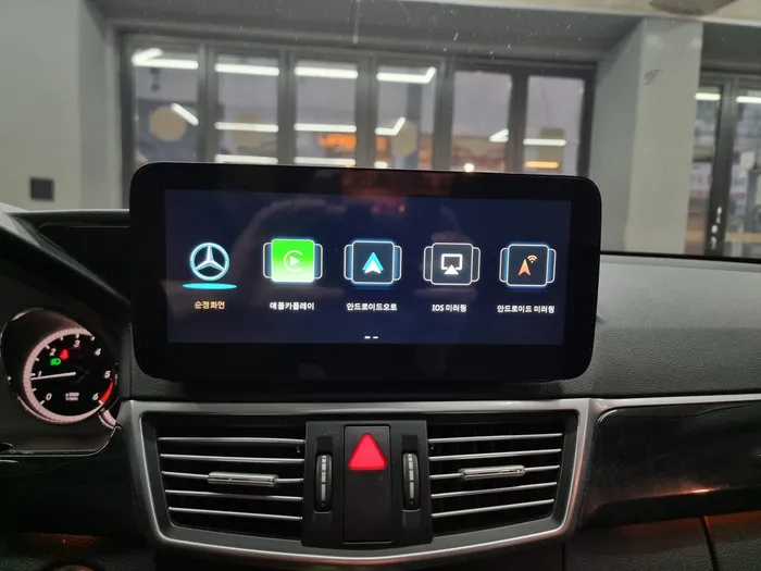 Mercedes-Benz E-Class W212のAndroid Auto・CarPlay取付事例 施工写真 4-2