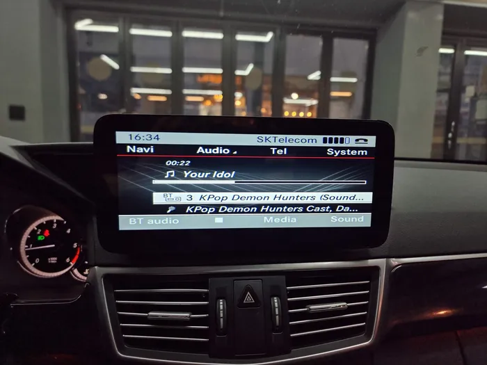 Mercedes-Benz E-Class W212のAndroid Auto・CarPlay取付事例 施工写真 1-3