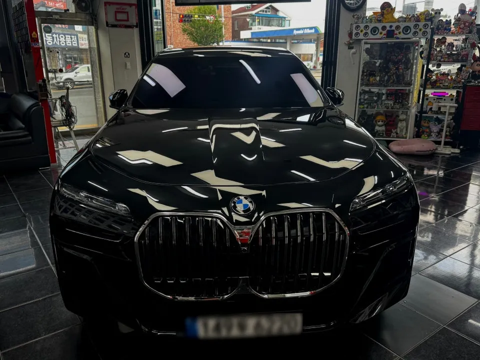 BMW 7 Seriesのカーラッピング事例|クロームパーツのブラックアウト 施工写真 1-1