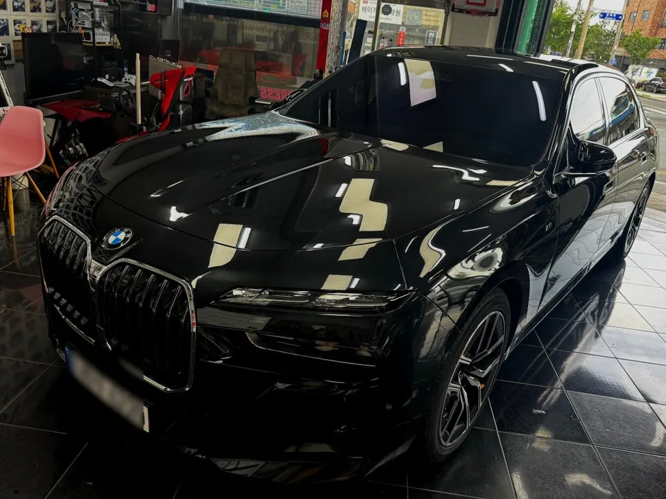 BMW 7 Seriesのカーラッピング事例|クロームパーツのブラックアウト 施工写真 2-1