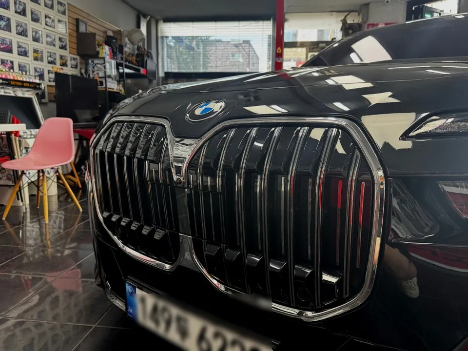 BMW 7 Seriesのカーラッピング事例|クロームパーツのブラックアウト 施工写真 1-2