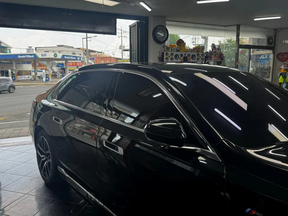 BMW 7 Seriesのカーラッピング事例|クロームパーツのブラックアウト 施工写真 3-2