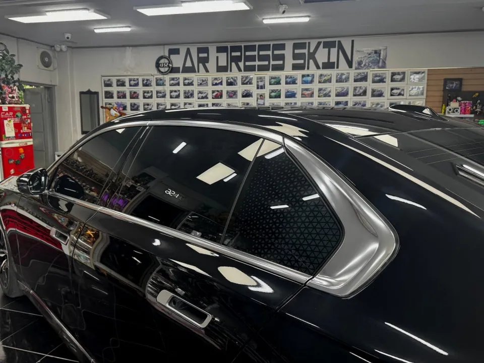 BMW 7 Seriesのカーラッピング事例|クロームパーツのブラックアウト 施工写真 2-3
