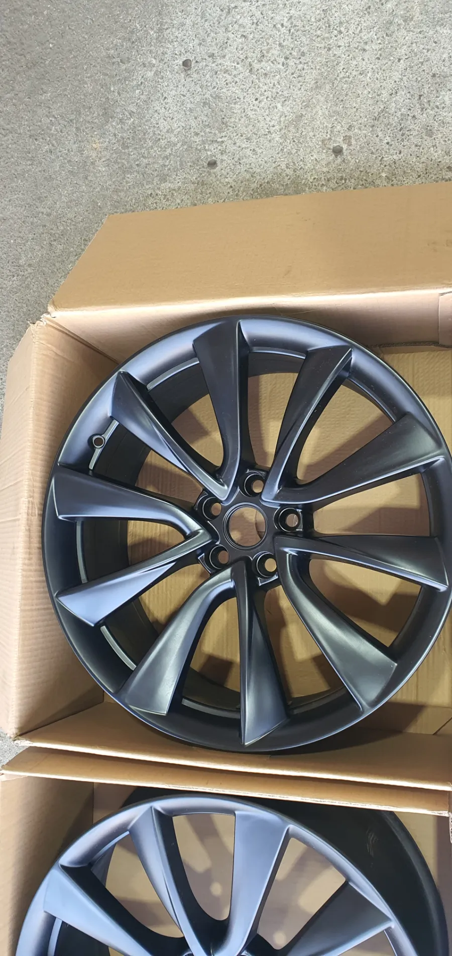 Tesla Model 3のホイールリペア・塗装事例 施工写真 1-2