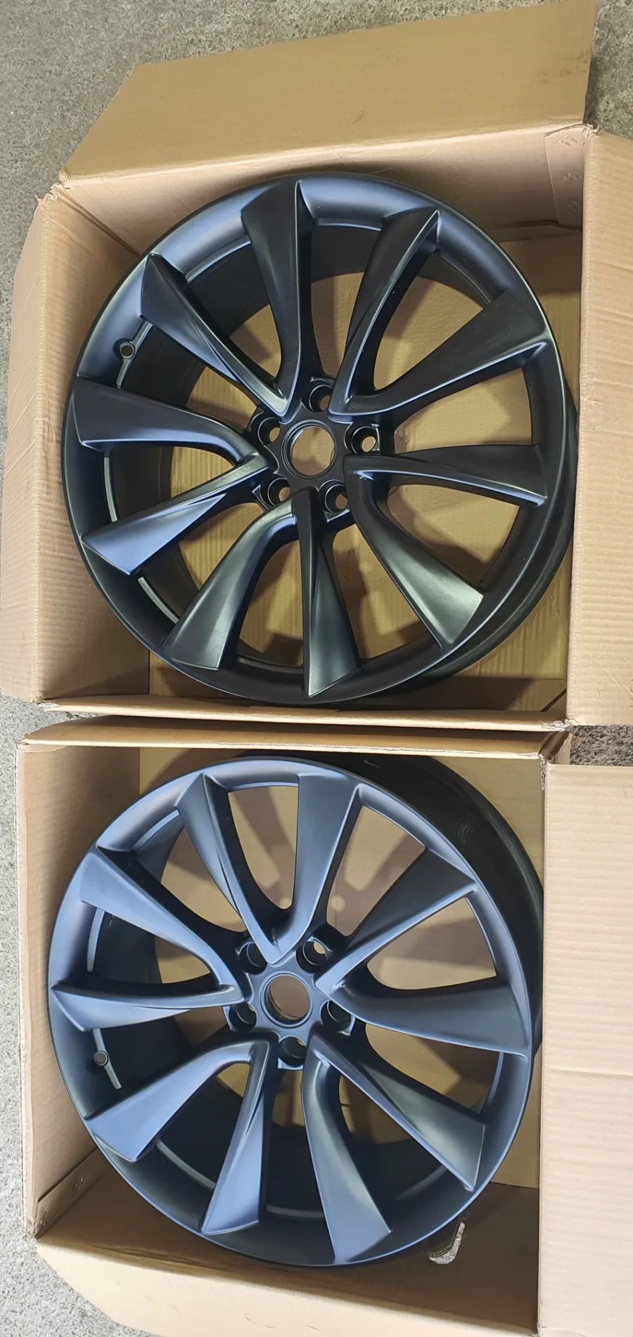 Tesla Model 3のホイールリペア・塗装事例 施工写真 2-2