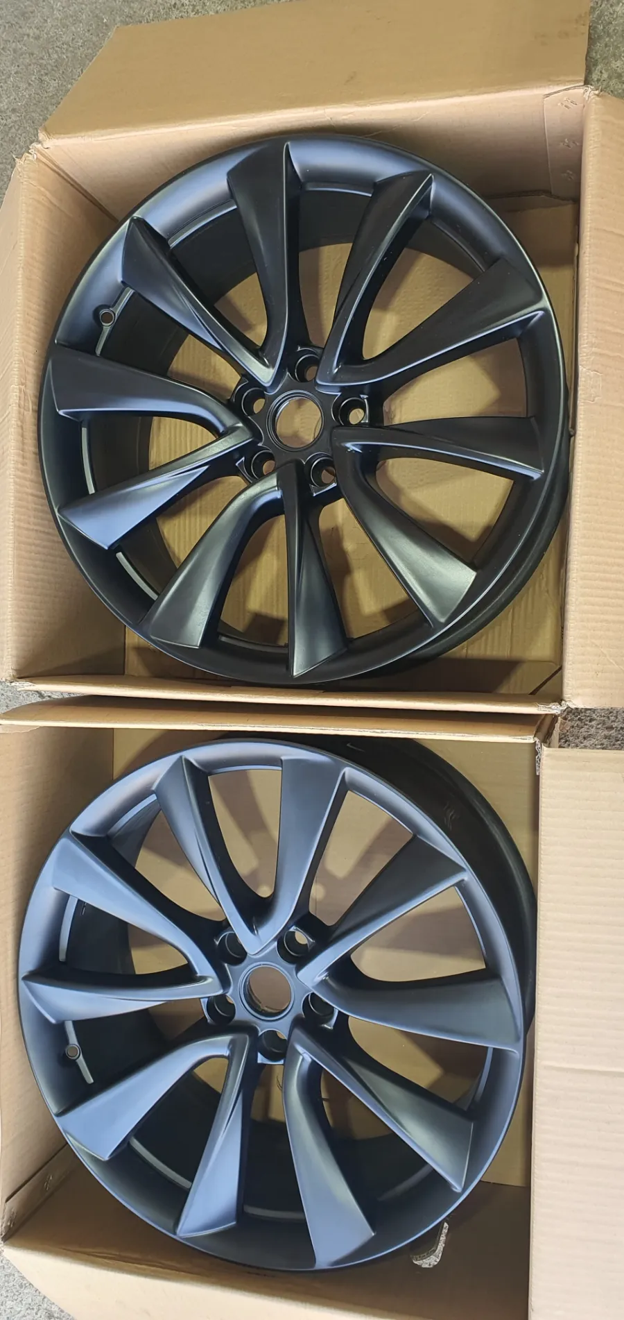 Tesla Model 3のホイールリペア・塗装事例 施工写真 3-2