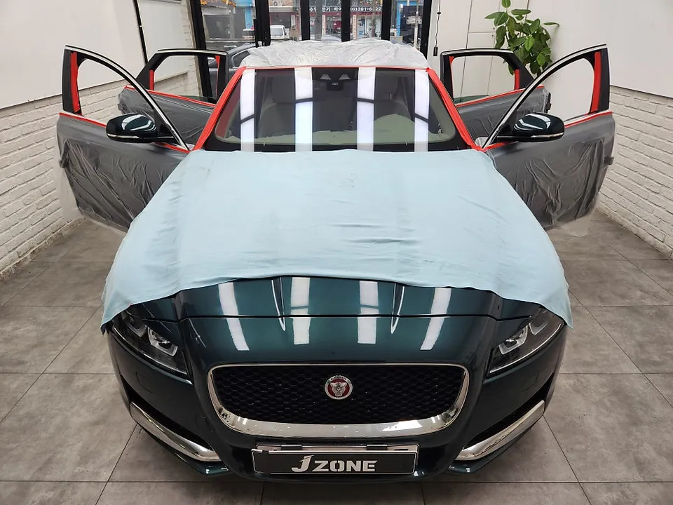 Jaguar XFのカーフィルム施工事例|費用目安・仕上がり 施工写真 3-1
