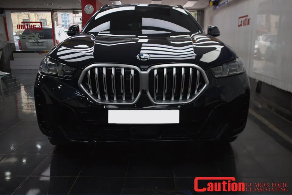BMW X6のカーラッピング事例:クロームパーツのブラック化 施工写真 1-1