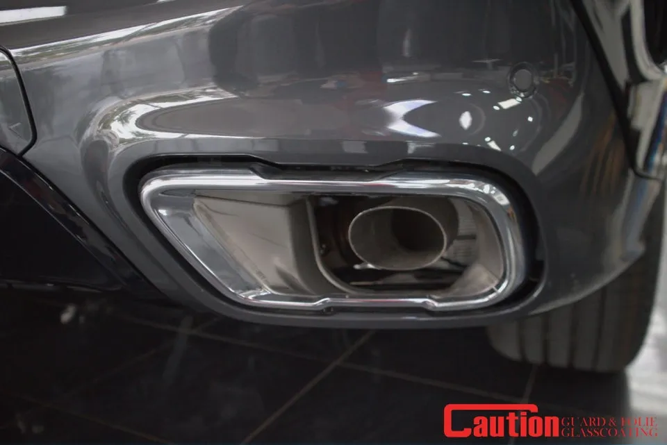 BMW X6のカーラッピング事例:クロームパーツのブラック化 施工写真 2-1