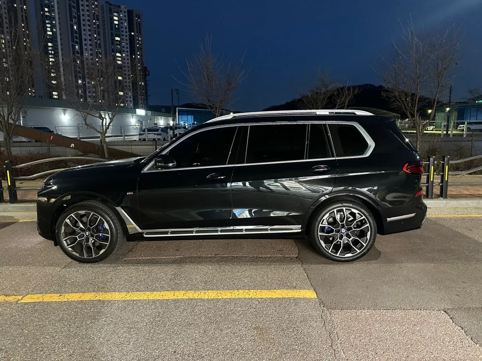 BMW X7のカーラッピング事例|クローム除去で高級感アップ 施工写真 2-1
