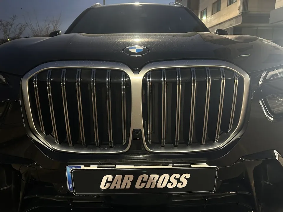 BMW X7のカーラッピング事例|クローム除去で高級感アップ 施工写真 1-2