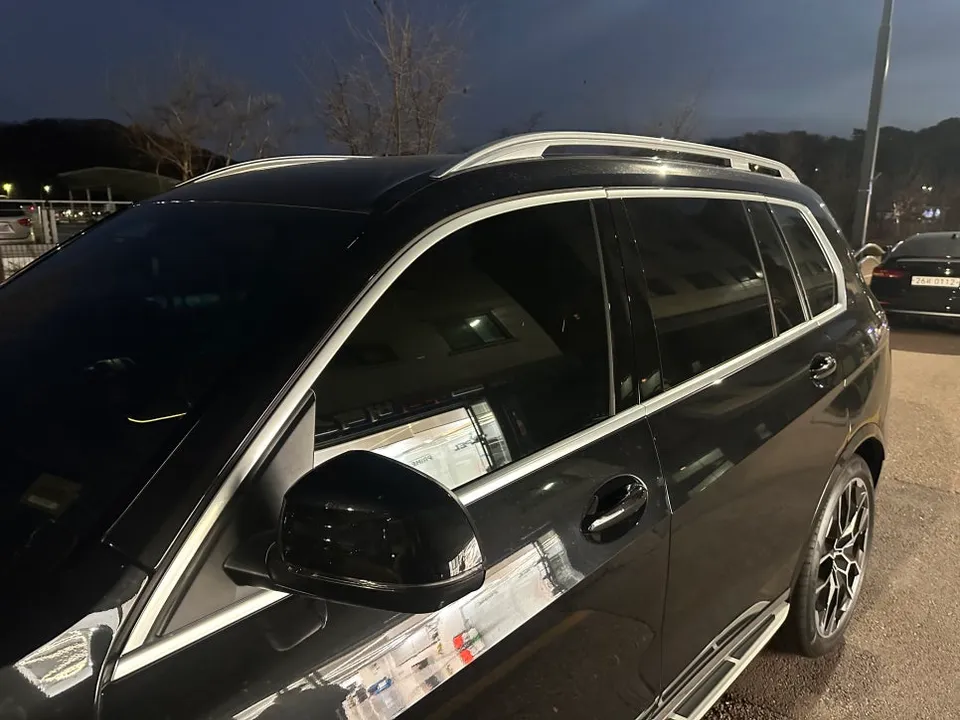 BMW X7のカーラッピング事例|クローム除去で高級感アップ 施工写真 2-2