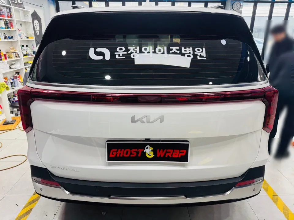 Kia Carnivalのカーラッピング事例|広告効果とデザイン 施工写真 3-3