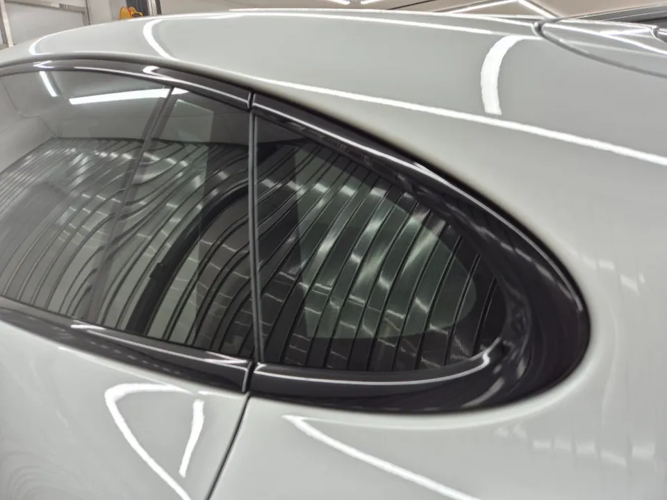 Porsche Panameraのカーラッピング事例|クロームモールをブラック化 施工写真 1-3