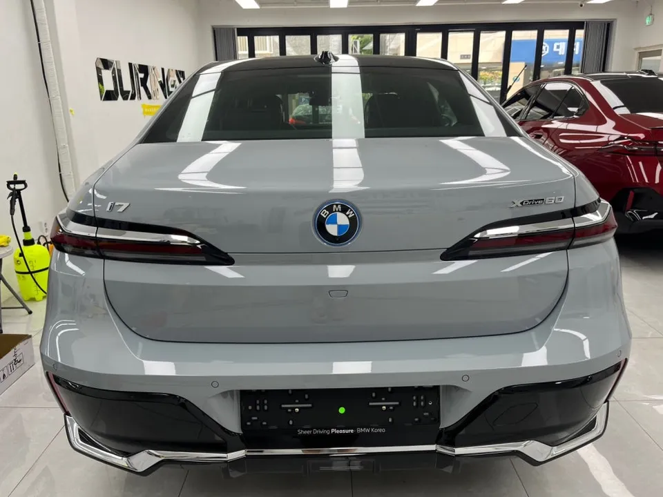 BMW 7 Seriesのカーラッピング事例|費用目安・仕上がり 施工写真 2-2