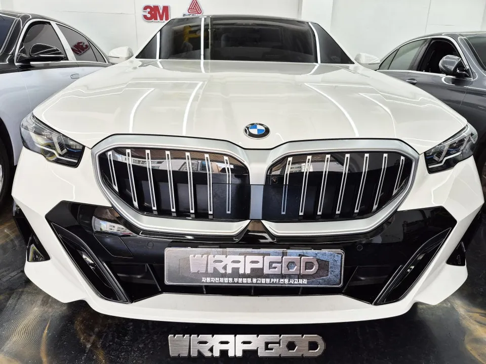 BMW 5 Series G60のグリルラッピング事例|費用目安・仕上がり 施工写真 2-1
