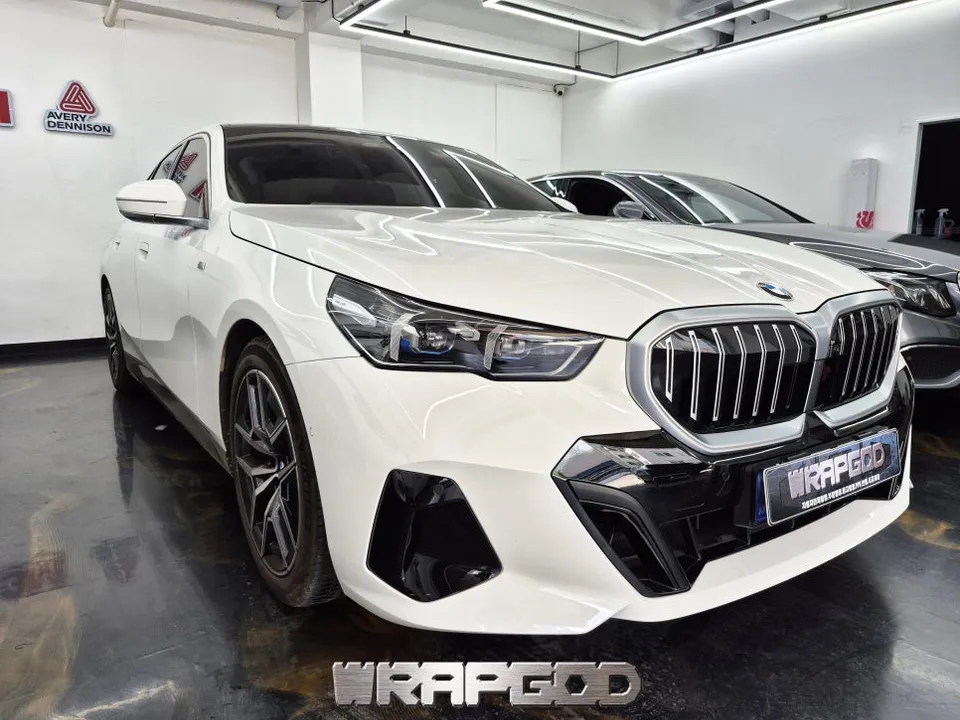 BMW 5 Series G60のグリルラッピング事例|費用目安・仕上がり 施工写真 3-1