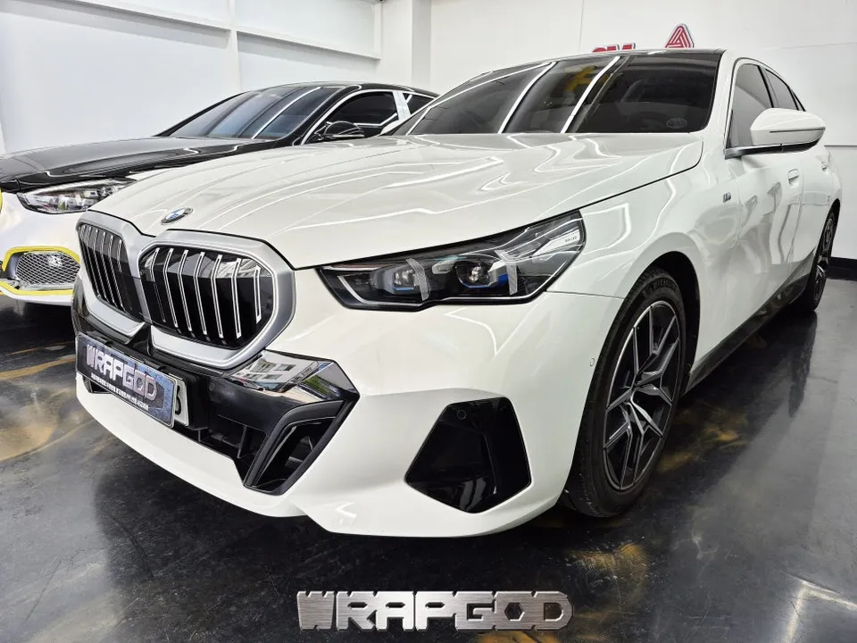 BMW 5 Series G60のグリルラッピング事例|費用目安・仕上がり 施工写真 1-2