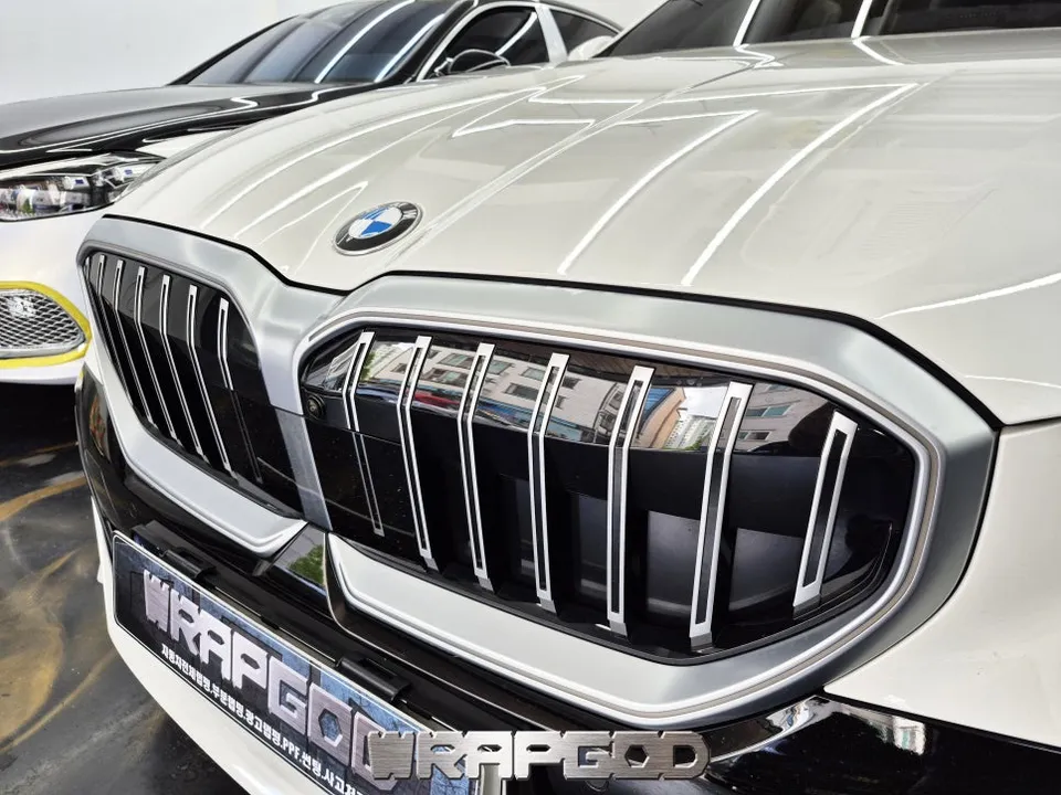 BMW 5 Series G60のグリルラッピング事例|費用目安・仕上がり 施工写真 2-2