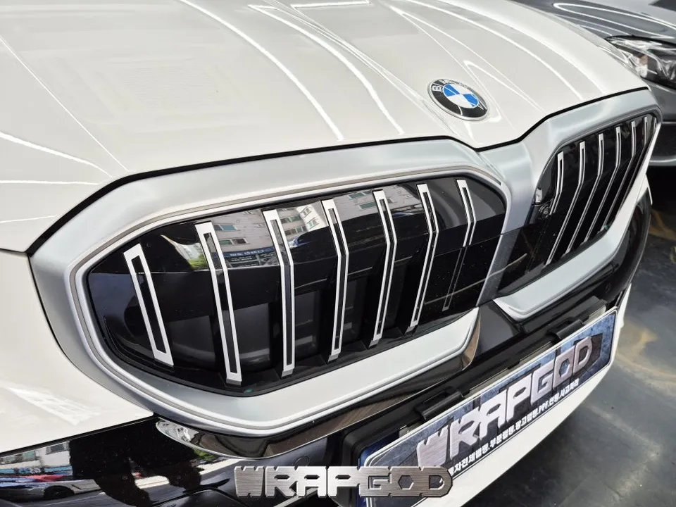 BMW 5 Series G60のグリルラッピング事例|費用目安・仕上がり 施工写真 3-2