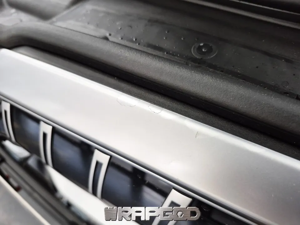 BMW 5 Series G60のグリルラッピング事例|費用目安・仕上がり 施工写真 1-3