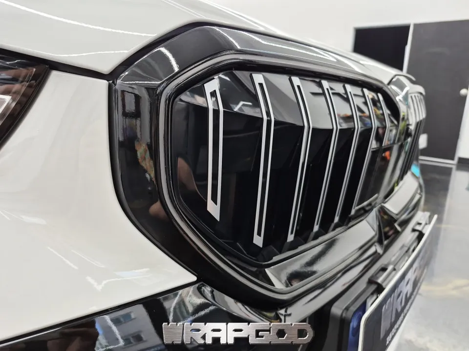 BMW 5 Series G60のグリルラッピング事例|費用目安・仕上がり 施工写真 3-3