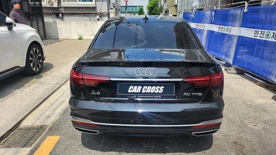 Audi A4のカーラッピング事例｜クロームパーツのブラックアウト 施工写真 2-1