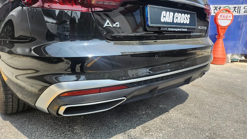 Audi A4のカーラッピング事例｜クロームパーツのブラックアウト 施工写真 1-2