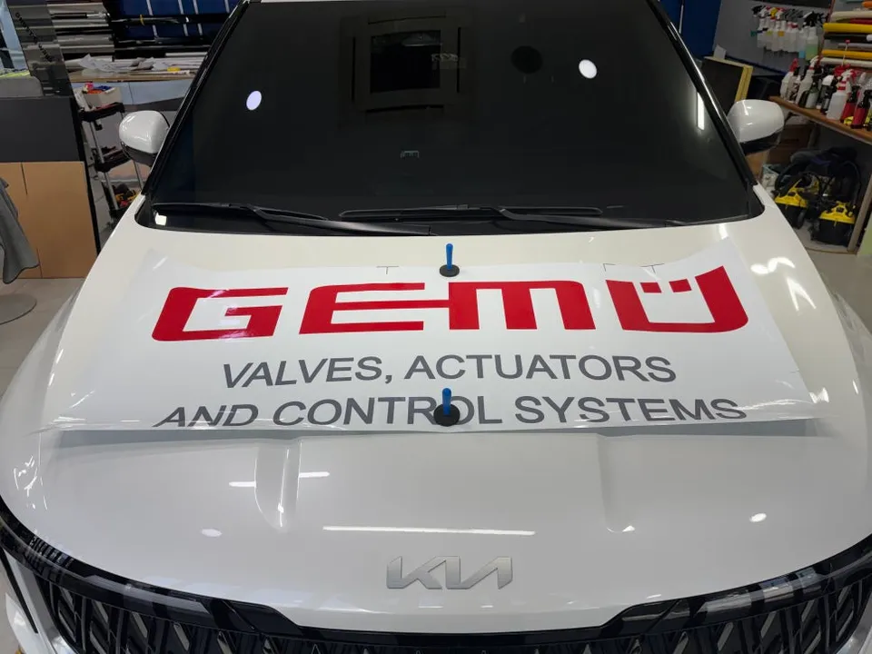 Kia Carnivalのカーラッピング事例|費用目安・仕上がり 施工写真 3-1