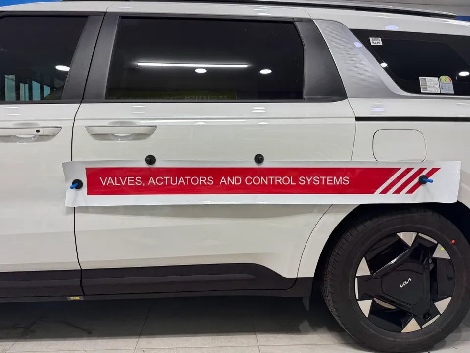 Kia Carnivalのカーラッピング事例|費用目安・仕上がり 施工写真 1-2