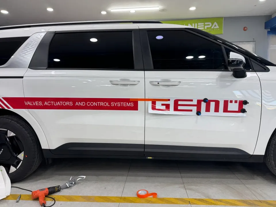 Kia Carnivalのカーラッピング事例|費用目安・仕上がり 施工写真 2-2