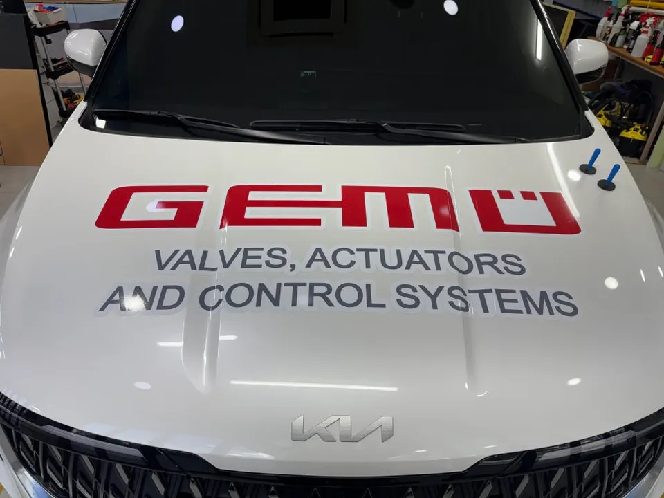 Kia Carnivalのカーラッピング事例|費用目安・仕上がり 施工写真 1-3