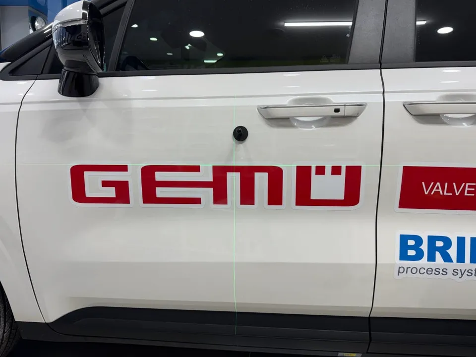 Kia Carnivalのカーラッピング事例|費用目安・仕上がり 施工写真 2-3
