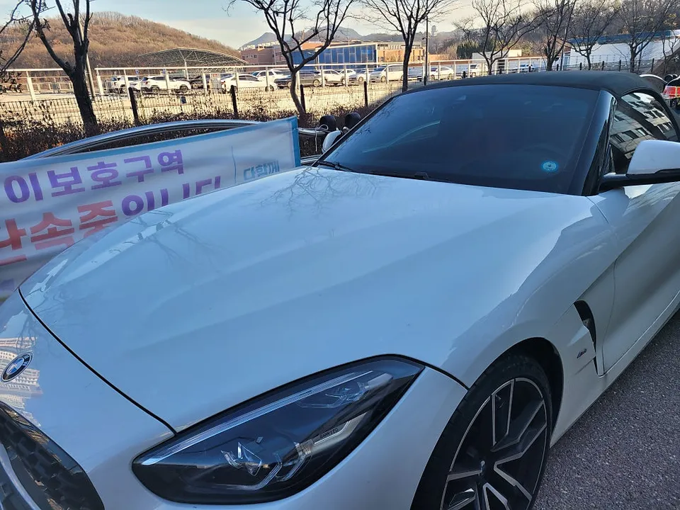 BMW Z4のカーラッピング事例｜特別カラーで個性を演出 施工写真 1-2
